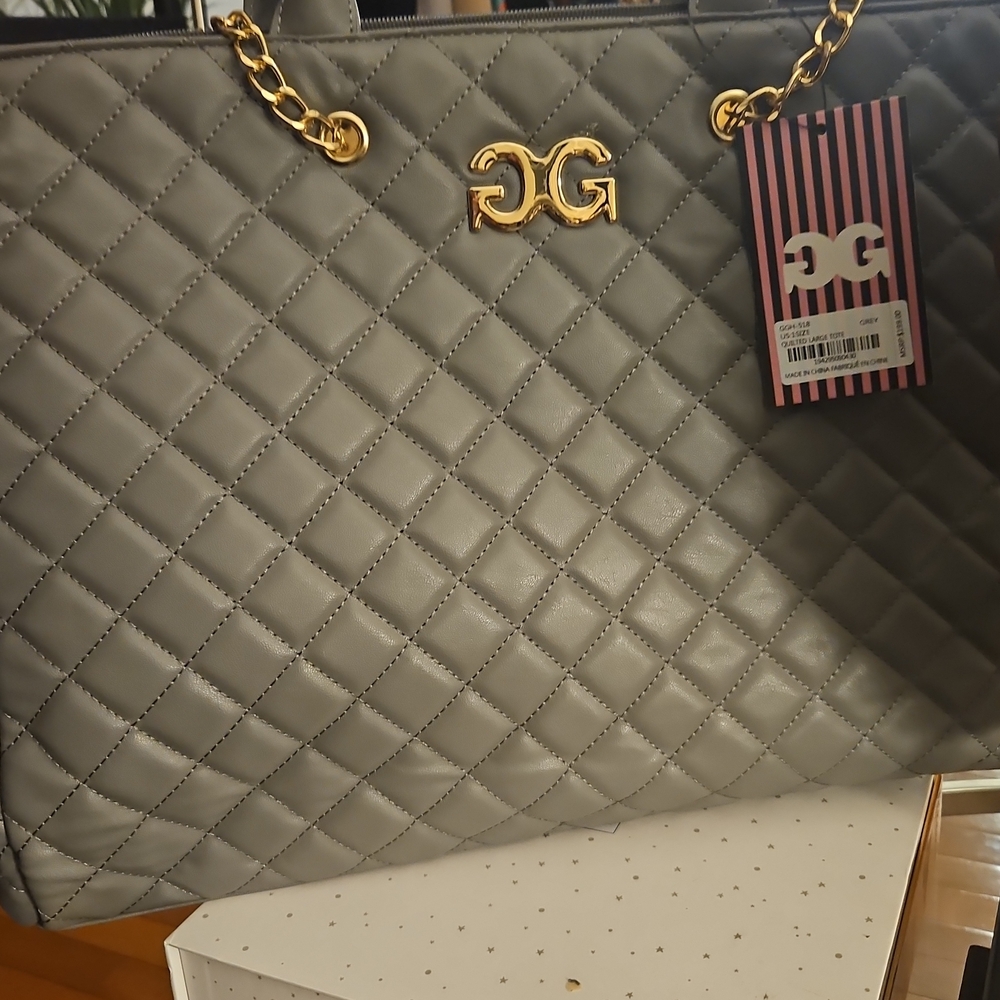 Chic Quilted Gray Shoulder Bag with Gold Chain